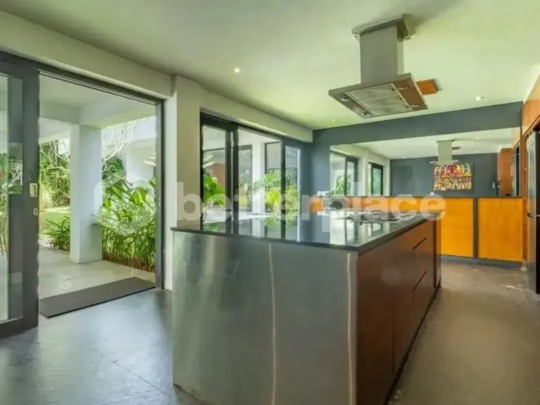 Rare Freehold Masterpiece in Tegalalang — A Six-Bedroom Jungle Retreat Set on 2,500 sqm of Land with Infinity Pool and Unmatched Investment Appeal - Image 9 of 10