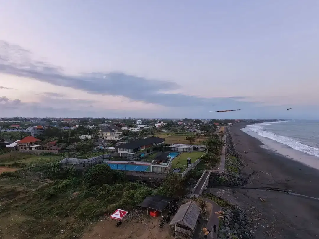 DIJUAL TANAH BEACHFRONT PREMIUM 4,77 HEKTARE DI PANTAI PADANG GALAK SANUR DENPASAR – ZONA PARIWISATA, GARIS PANTAI 168 METER, DEKAT BALI INTERNATIONAL - Image 2 of 8