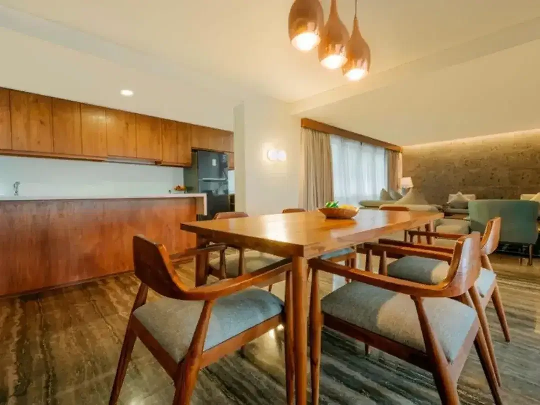 FREEHOLD THREE-LEVEL FOUR BEDROOM VILLA IN BERAWA - Image 4 of 10