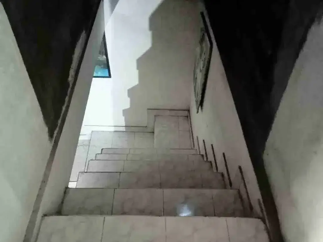 Di jual rumah second 1 setengah lantai berlokasi sangat strategis jalan aseman canggu deket brawa - Image 7 of 10