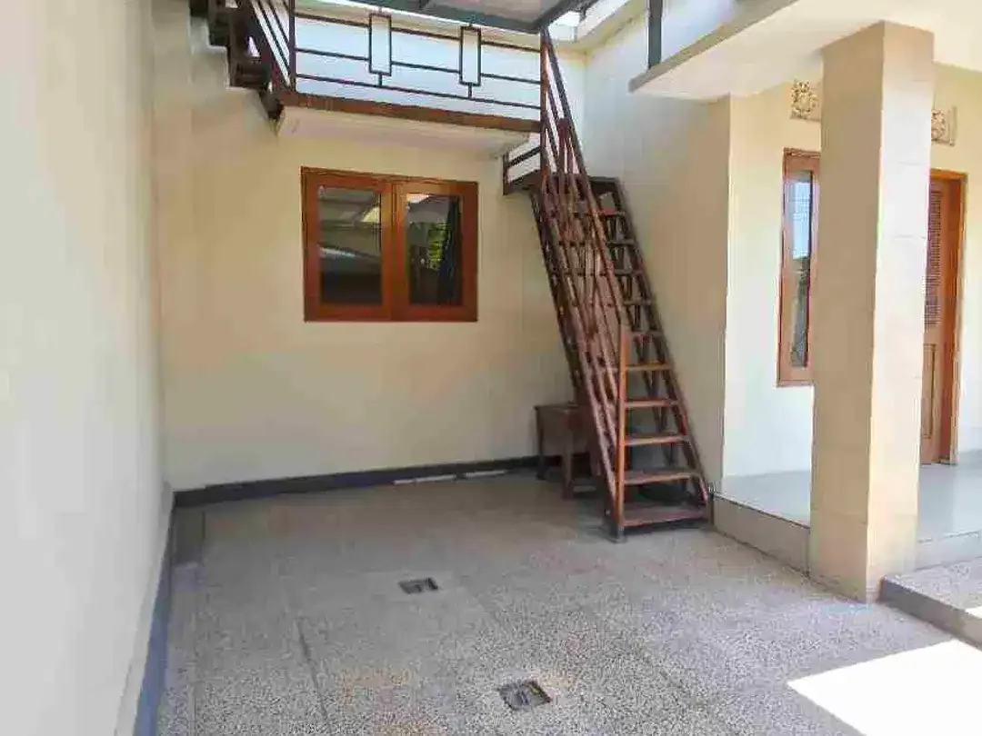 RUMAH 2 KAMAR, LINGKUNGAN TENANG, DEKAT JALAN RAYA DAN KAMPUS IDB RENON - Image 2 of 10