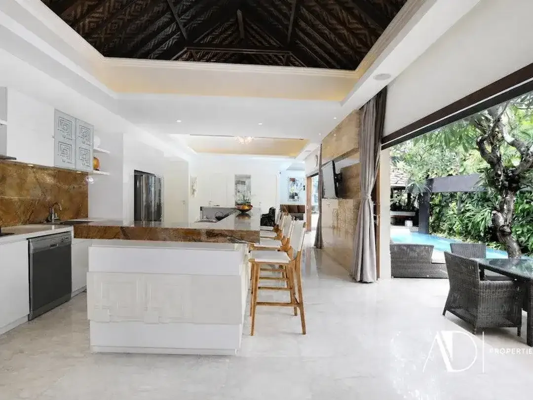 FREEHOLD | MODERN CONTEMPORARY 3-BEDROOM VILLA NEAR SEMINYAK - Image 8 of 10