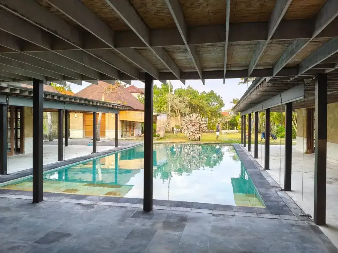 Villa Luas 4 Kamar Tidur Disewakan di Kerobokan Area - Image 3 of 10