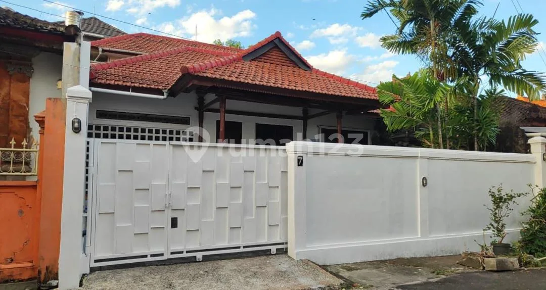 Rumah Nyaman dengan 5 Kamar di Kerobokan Yt - Image 1 of 4