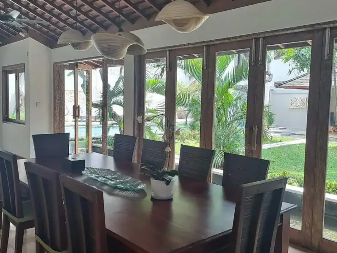 Freehold 4-Bedroom Villa in Batubelig, Seminyak - Image 4 of 10