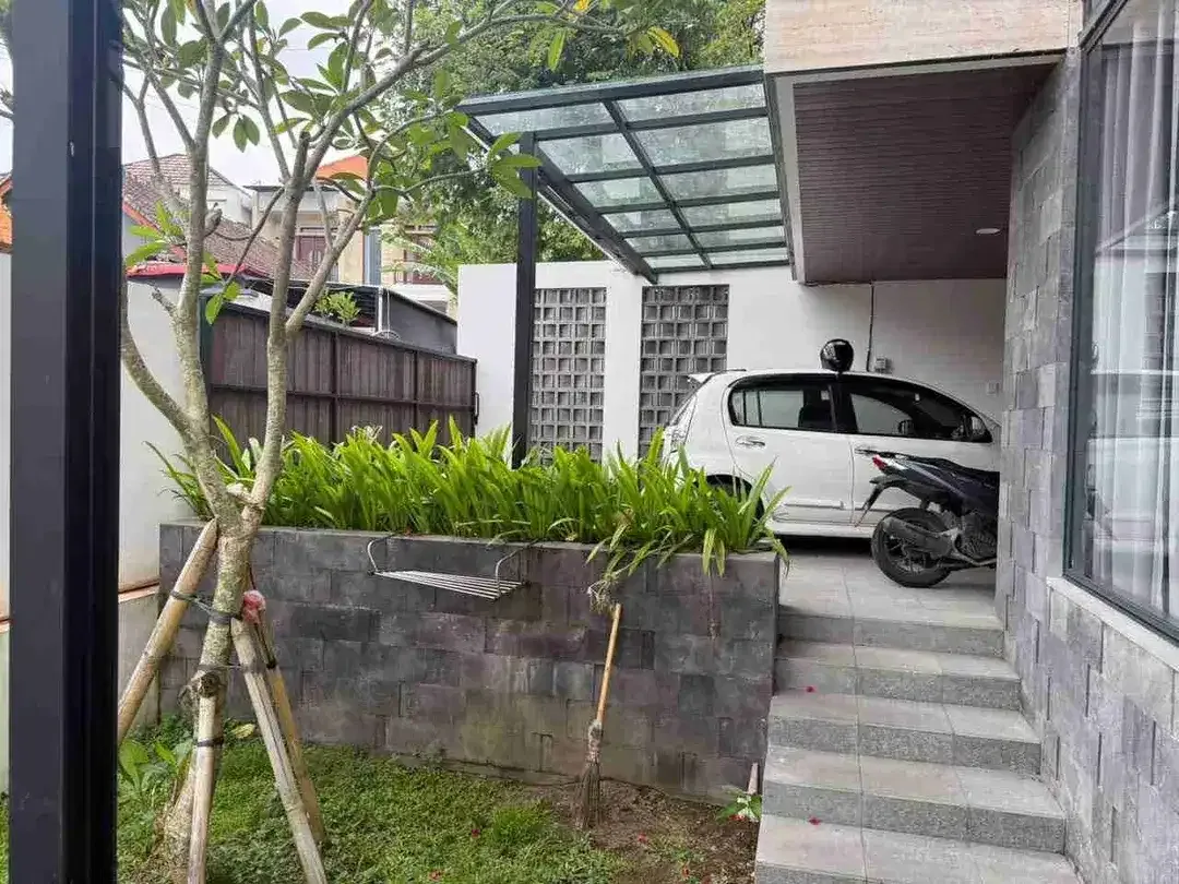RUMAH MEWAH TUNJUNG TUTUR VIEW SAWAH
JUAL RUMAH SEMI VILLA MODERN MINIMALIS
LOKASI AREA JALAN TUNJUNG TUTUR PAGUYANGAN DENPASAR UTARA - Image 2 of 10