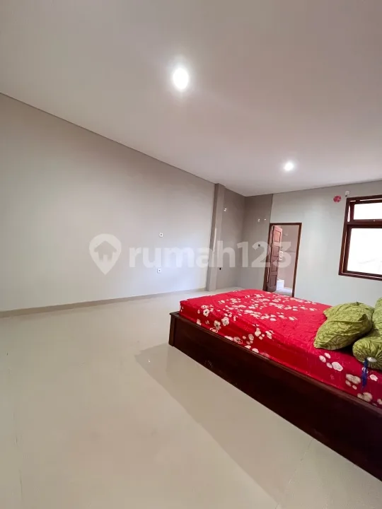 Disewakan Rumah 6 Bed Room Ruangan Lapang Parkiran Luas di Gatsu Denpasar Bali - Image 3 of 4