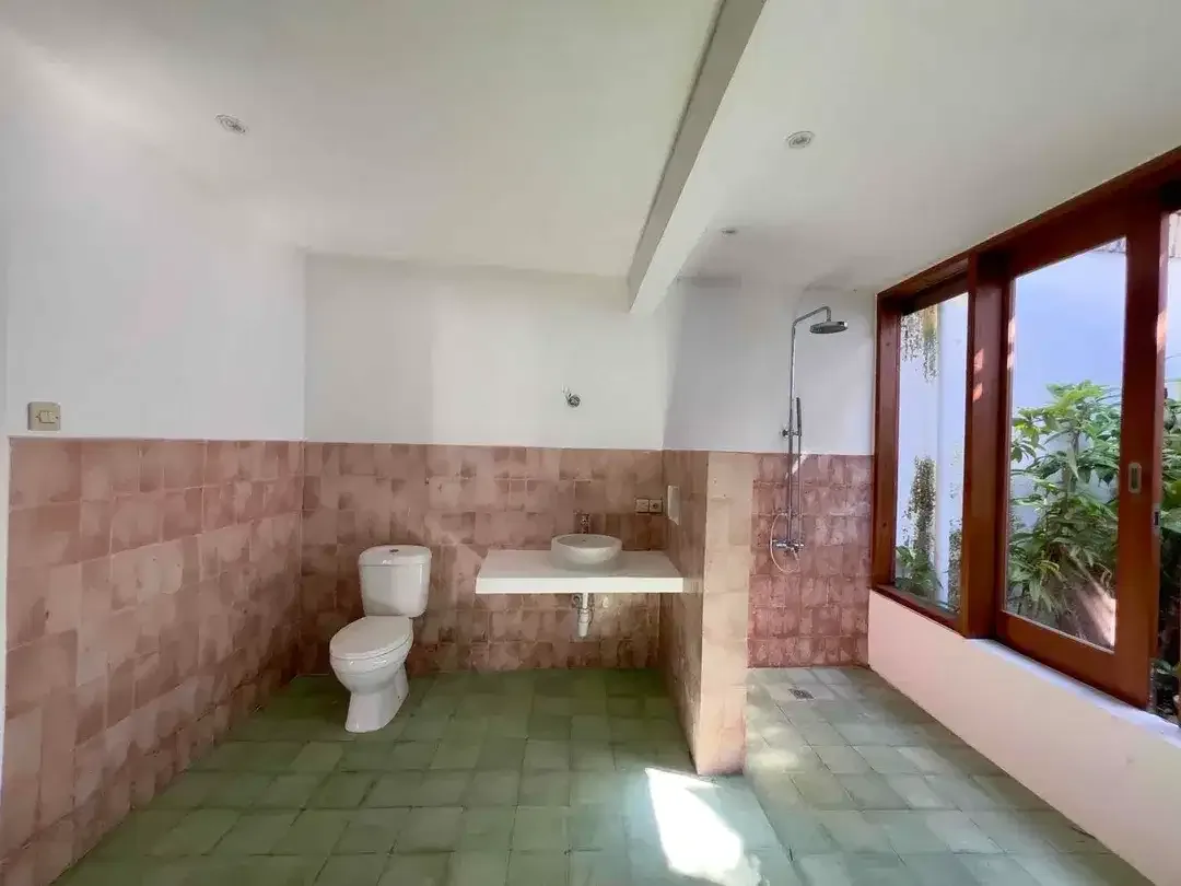 3 BEDROOMS COZY TROPICAL BOHO STYLE  LOCTION STRATEGIC CLOSED INTERNATIONAL  SUNRISE SCHOOL AT KEROBOKAN - Image 4 of 10