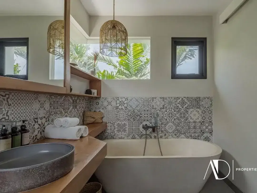 LEASEHOLD | MODERN TROPICAL 4-BEDROOM VILLA IN PRIME BERAWA - Image 8 of 10
