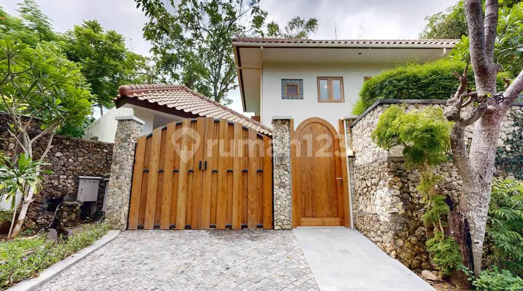 Freehold - Luxurious 4 Bedroom Villa In Exclusive Villa Complex - Image 2 of 4
