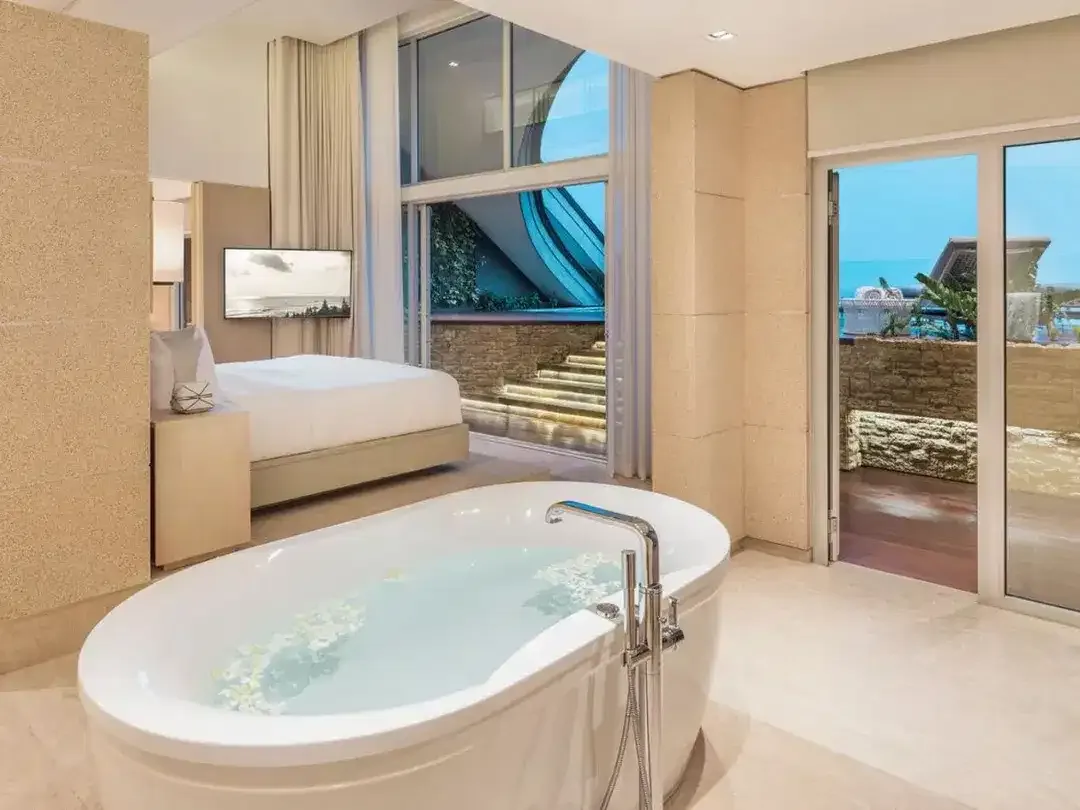 Leasehold - Luxurious Oceanfront Penthouse in Canggu with Private Rooftop Pool - Image 7 of 8