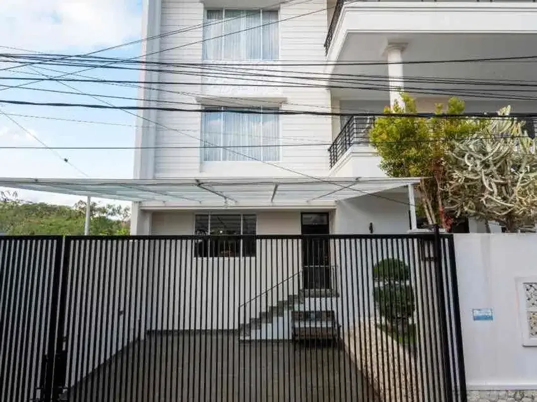 LUXURIOUS 3-STOREY FREEHOLD VILLA WITH POOL & BALCONY – JIMBARAN, BALI - Image 1 of 10
