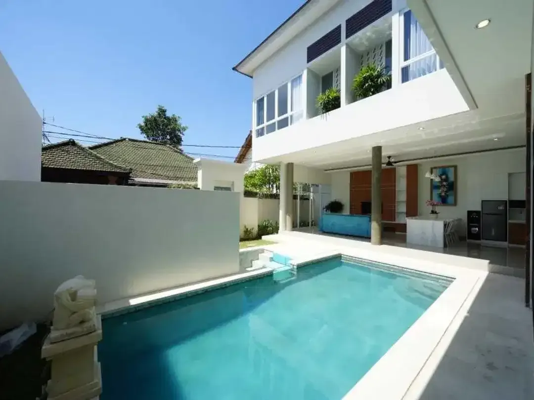 Villa Modern Baru 4 Kamar di Berawa, Canggu - Lokasi Premium - Image 1 of 9
