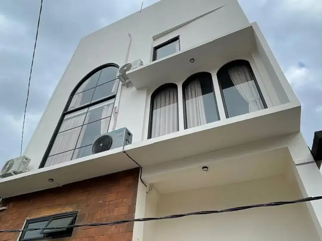 rumah baru 3 lantai di Kerobokan Canggu,strategis area - Image 1 of 10