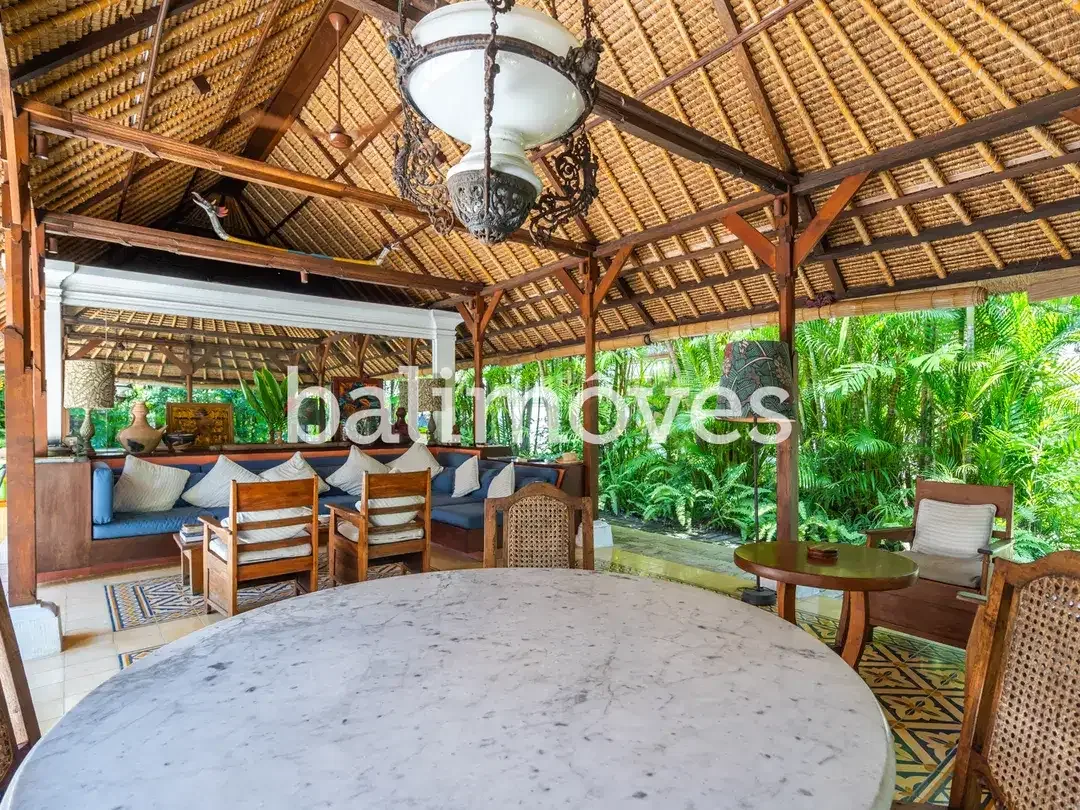 Cantik Villa Dua Kamar Tidur Di Tepi Pantai Sanur - Image 4 of 10