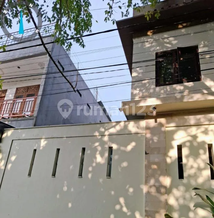 Rumah Modern Natural di Dalam Kompleks Elit Taman Griya Jimbaran - Image 2 of 4