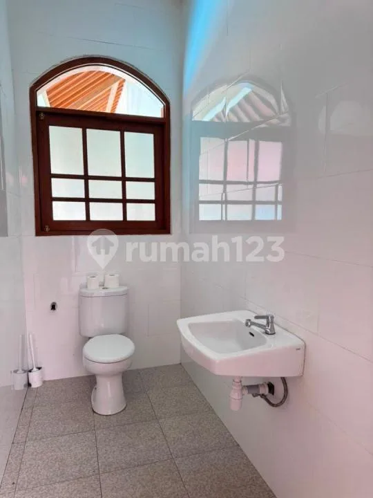 Spacious 5 Bedroom Villa For Rent In Sanur, Private Pool, 700 M² Land, Idr 450 Million/Year - Image 3 of 4