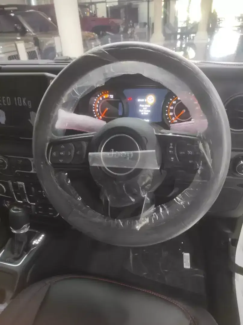 Jeep rubicon JL 2.0 AT turbo 4x4 putih - Image 5 of 8