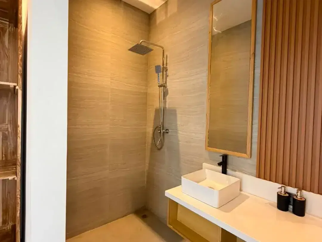 FOR SALE VILLA Berlokasi strategis di kawasan emas yang menghubungkan  Berawa, Batu Bolong, dan Batu Belig - Image 6 of 10