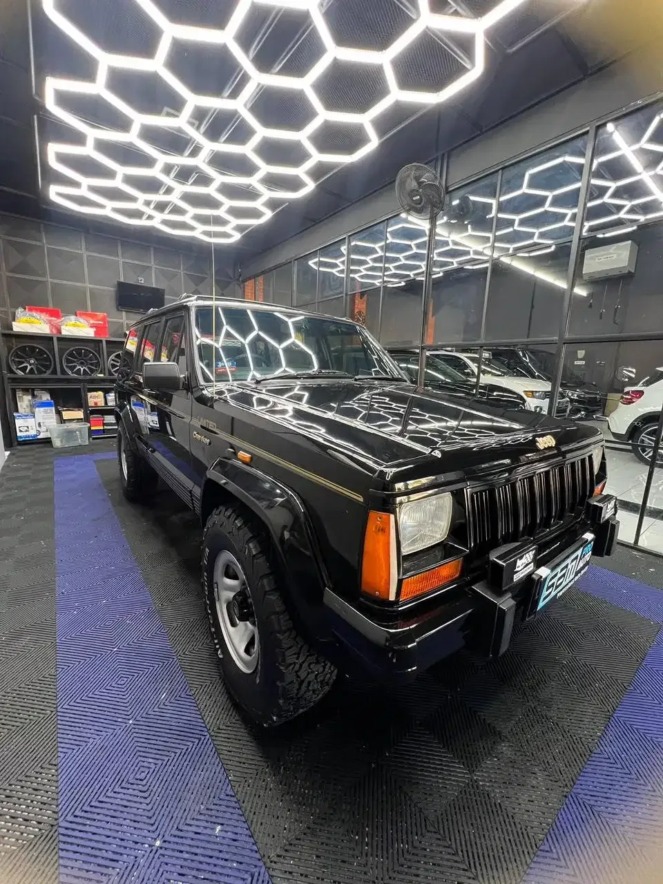 JEEP CHEROKEE 4.0 LIMITED 1997 HITAM AT - Image 2 of 10