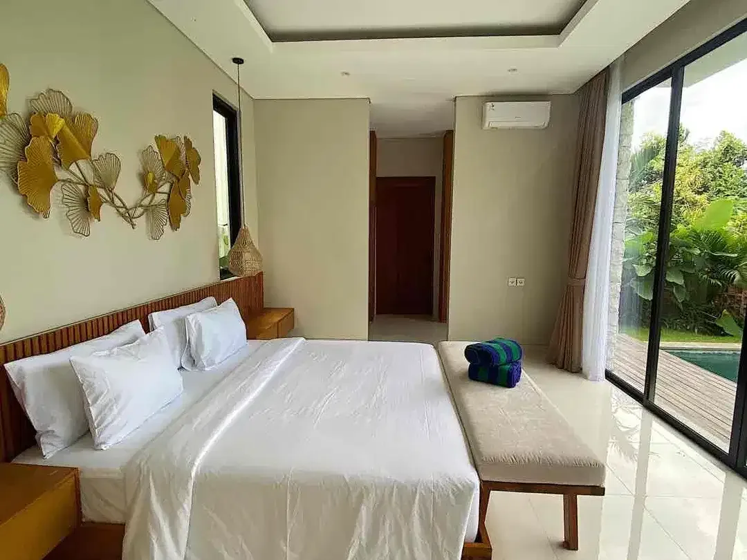 Villa Mewah Tropis Luas di Central Canggu – 4 Kamar Tidur dengan Kolam Renang Pribadi - Image 3 of 10