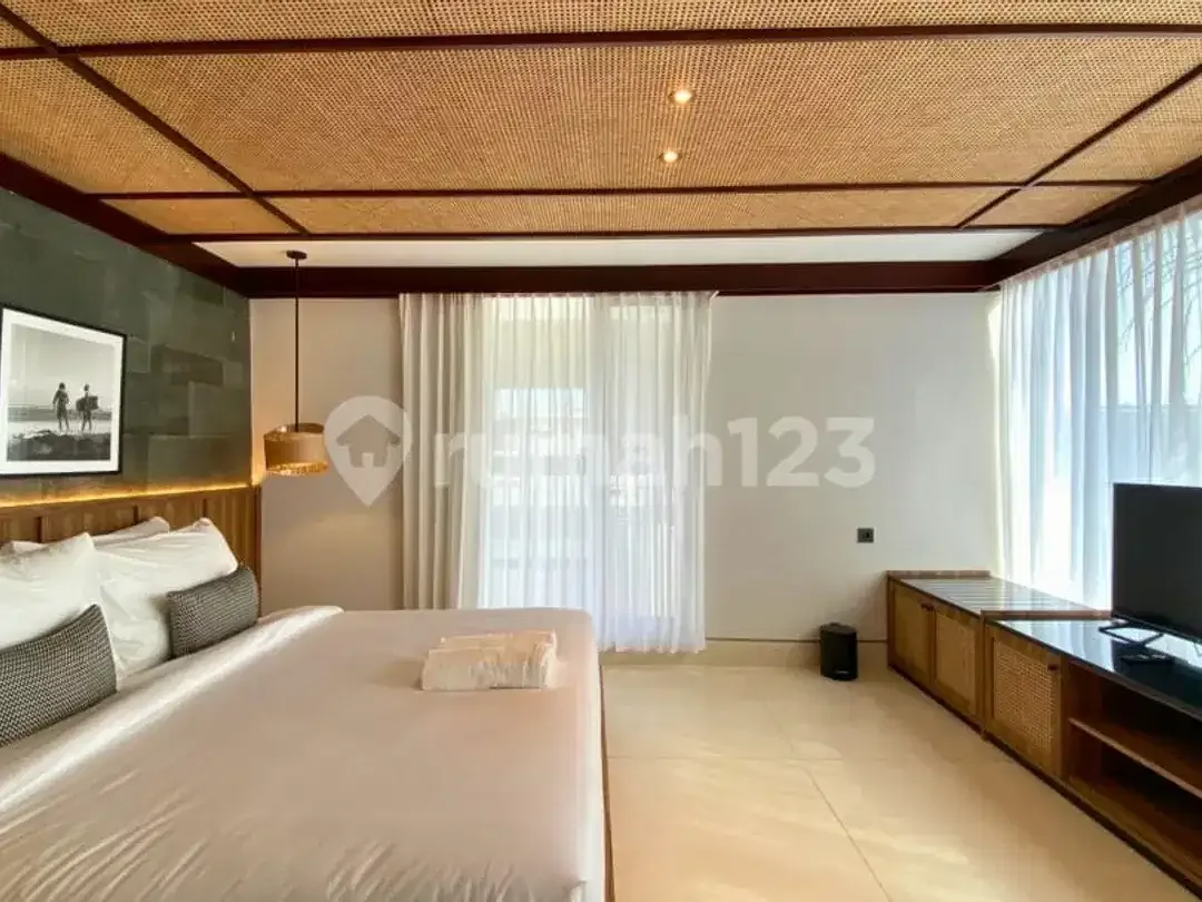 RUMAH MEWAH SEMI VILLA BARU FULL FURNIHED SHM CANGGU BALI - Image 3 of 10