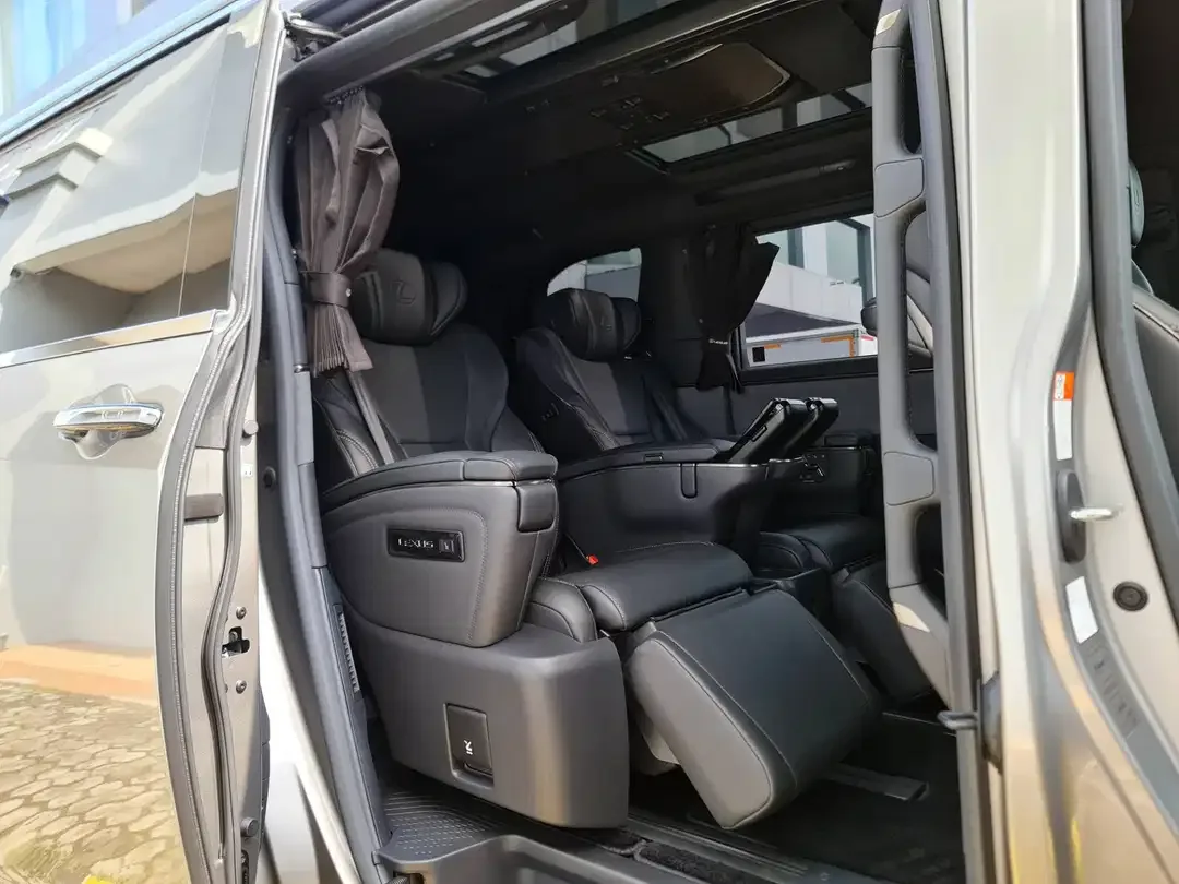 LEXUS LM350h 7 seater - Image 9 of 10