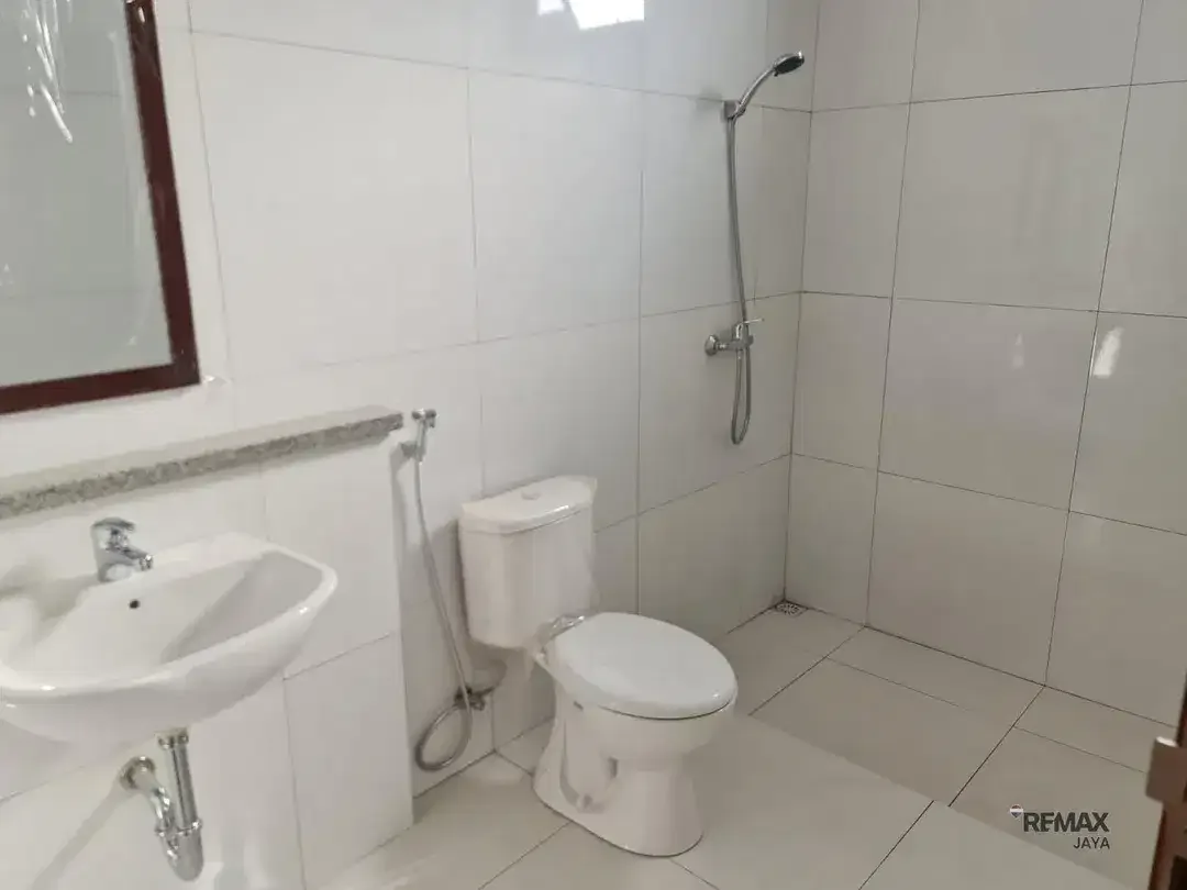 Rumah Bangunan Baru Suasana Adem dan Nyaman Disewakan, di Renon - Image 3 of 6