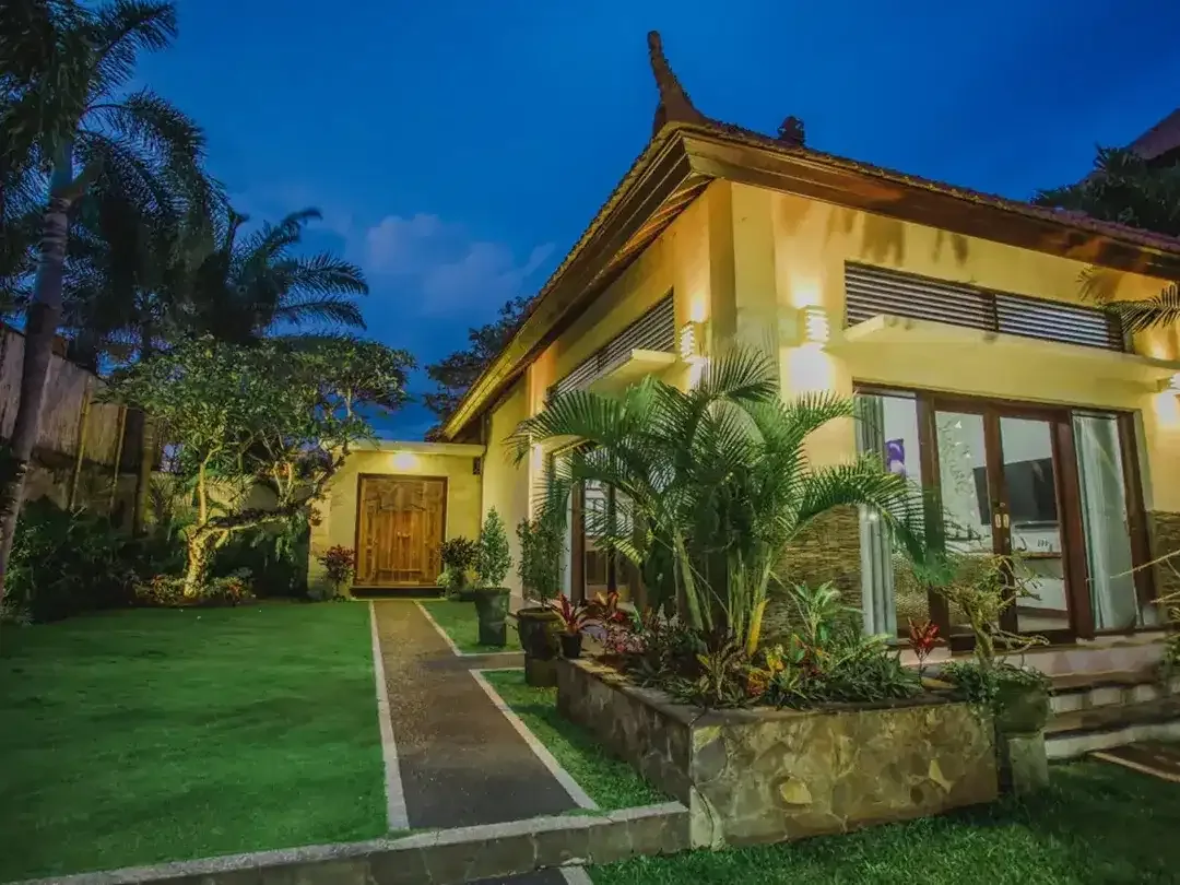 Leasehold - Exquisite 4-Bedroom Estate Luxury Living with Pool, Gym, and Expansive Garden - Image 6 of 10