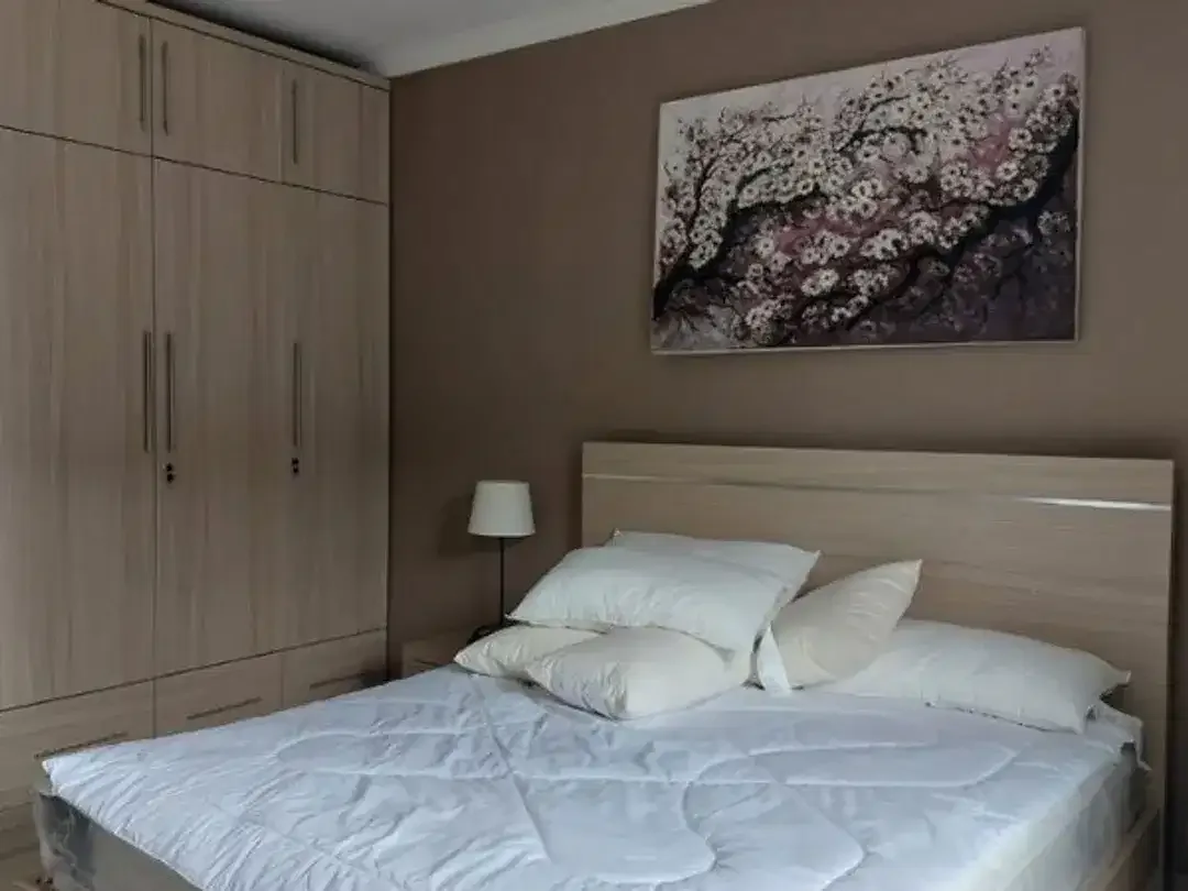 RUMAH CANTIK FULL FURNISHED 4BR DI PERUM HARVESTLAND JIMBARAN BADUNG - Image 9 of 10