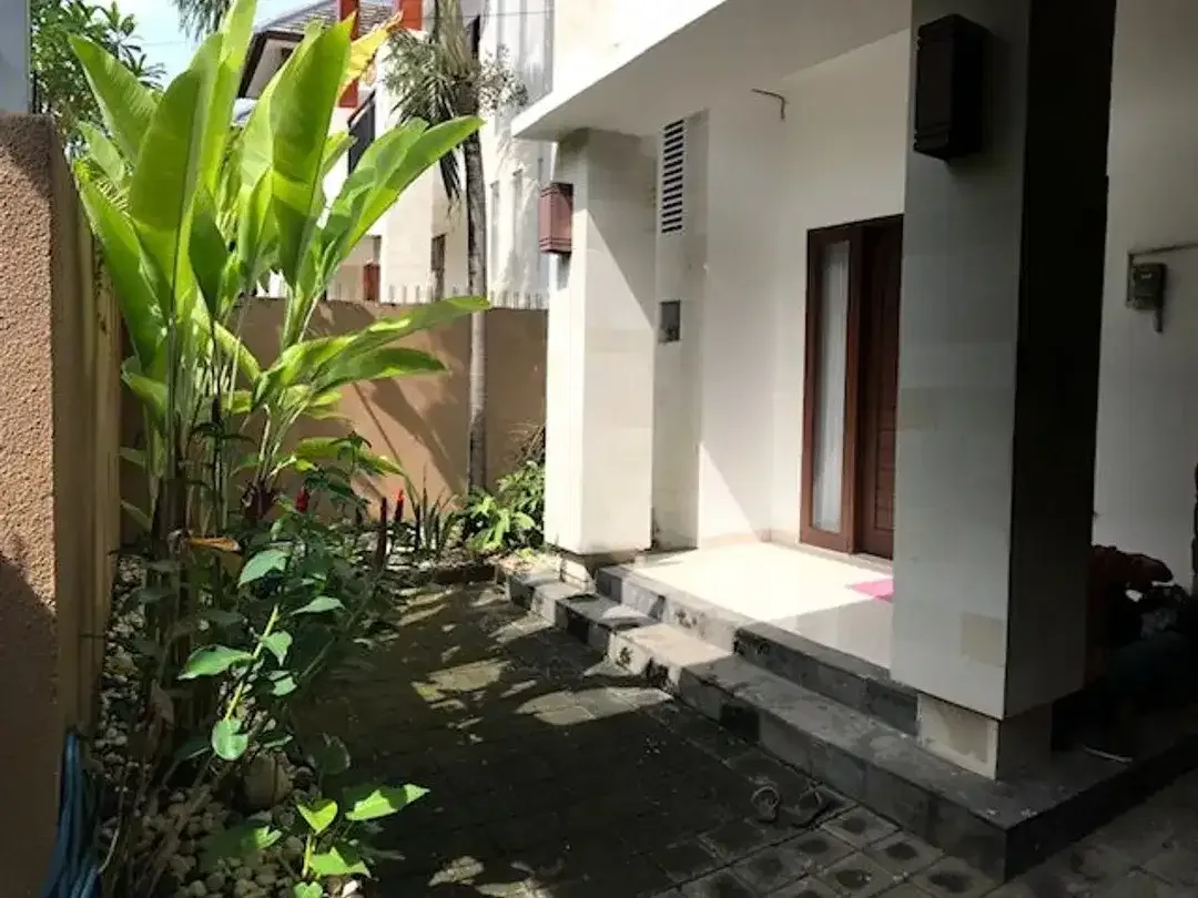Rumah Modern Private Cluster Kompolek Fasiitas Lengkap di Royal Garden Jimbaran - Image 4 of 10