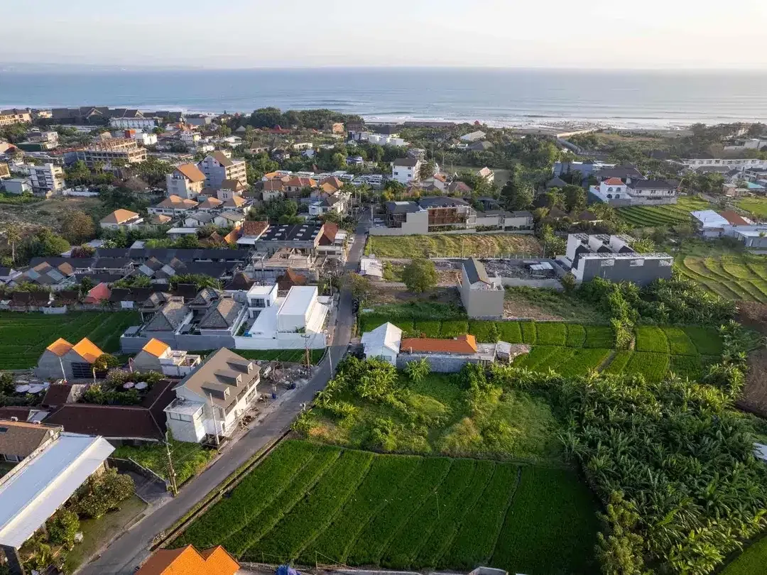 TANAH DI JALAN UTAMA PINK ZONE LOKASI PRIME DAN STRATEGIS HANYA BERJARAK 400 M ETERS MENUJU PANTAI PERERENAN CANGGU - Image 6 of 10