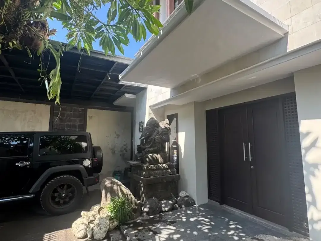 DISEWAKAN RUMAH MEWAH 2 LANTAI 5 KAMAR DI KAWASAN STRATEGIS RENON - Image 2 of 10