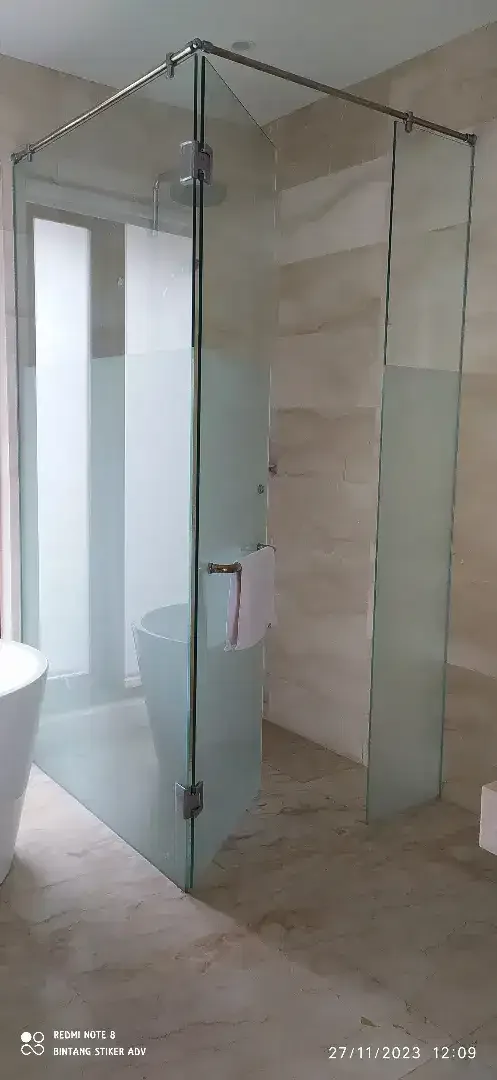 Tampilan kaca jadi penunjang kecantikan kamar mandi dgn stiker sunblas - Image 2 of 2