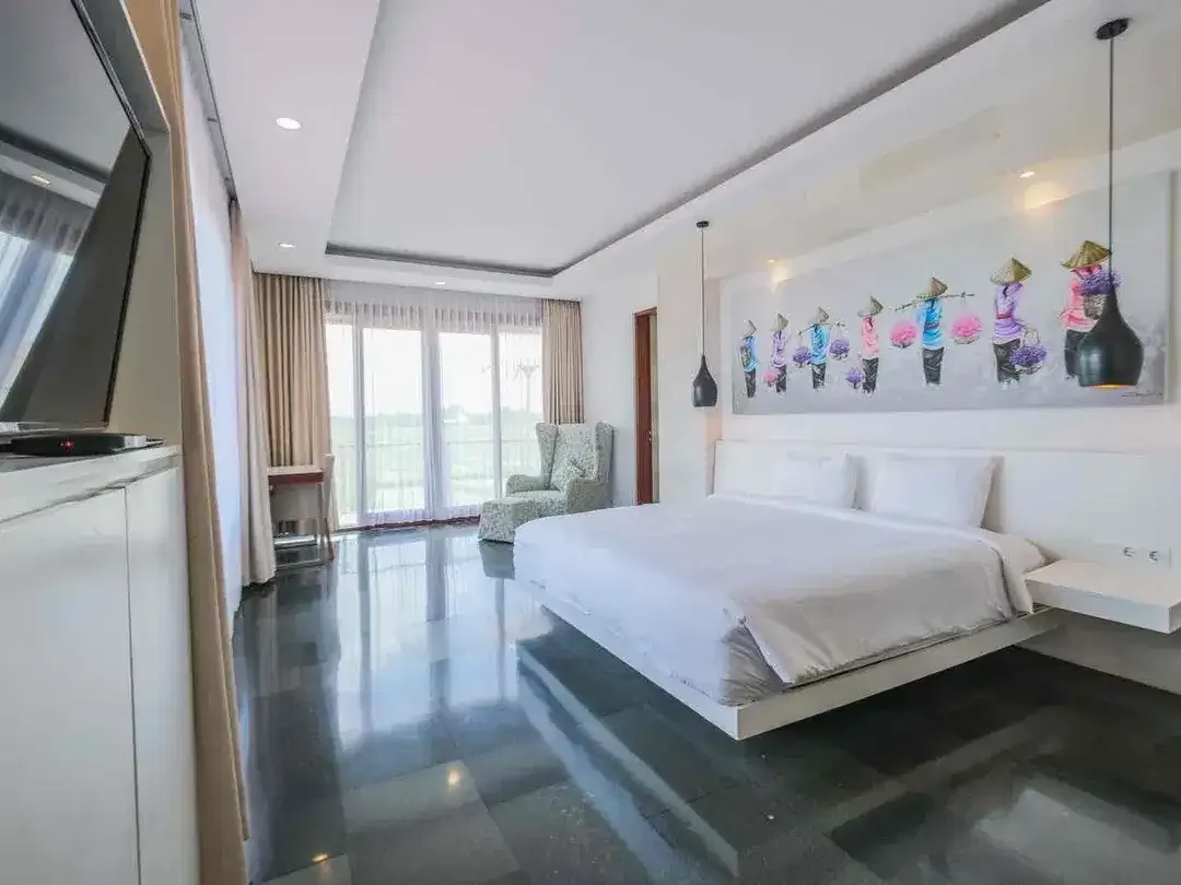 For Sale 
6 Bedroom Villla 
With Stunning Rice filled, Ocean and Mountain View
Located at Canggu, Cemagi - Image 10 of 10