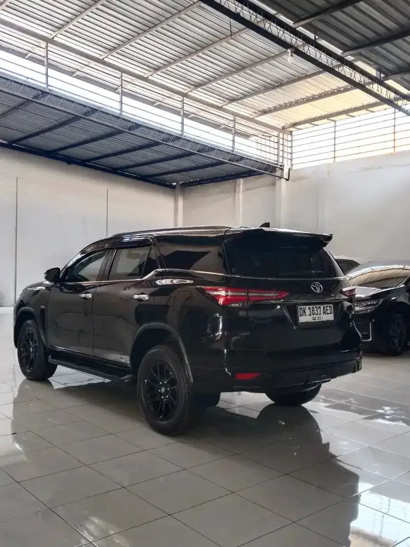 FORTUNER SRZ GR SPORT AT BENSIN LOW KM SEPERTI BARU DEALER - Image 4 of 10