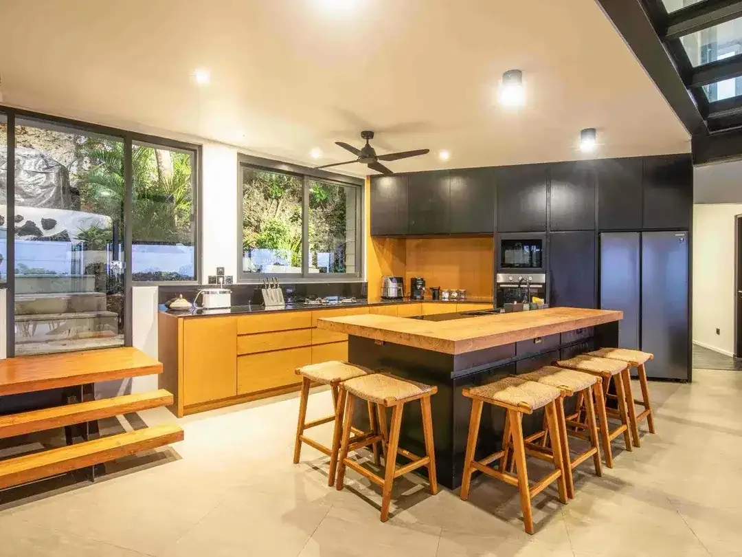 STUNNING SIX-BEDROOM VILLA WITH PANORAMIC SEAVIEW AND SUNSET AT ULUWATU - Image 6 of 10
