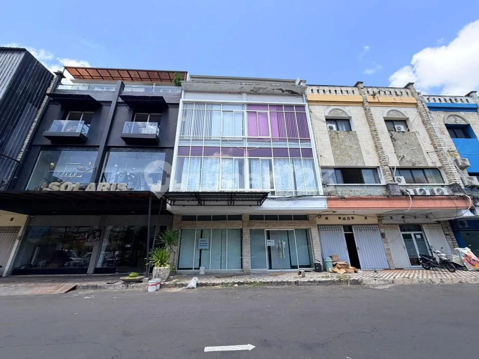 Dijual atau Disewakan Ruko 3 Lantai Strategis di Denpasar Barat - Image 1 of 4