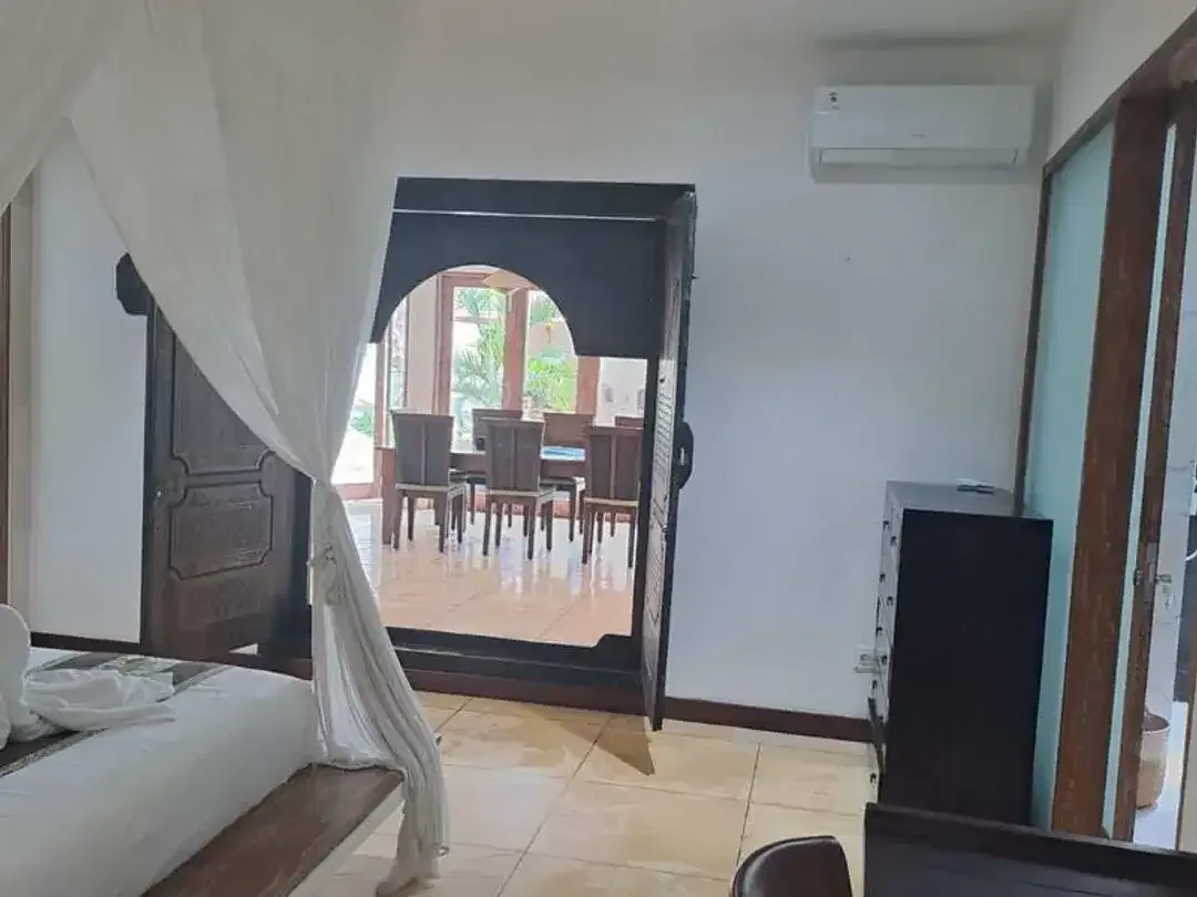 Freehold 4-Bedroom Villa in Batubelig, Seminyak - Image 3 of 10