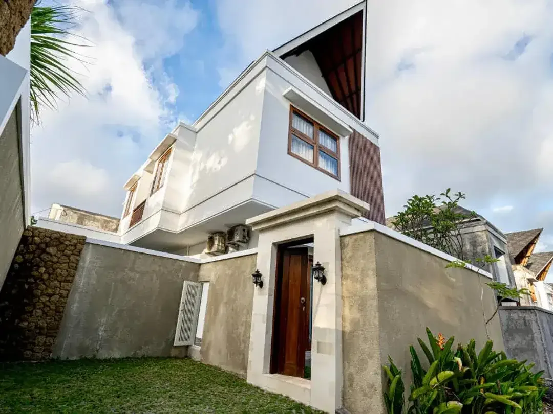MODERN TROPICAL VILLA IN UNGASAN JIMBARAN - Image 1 of 10