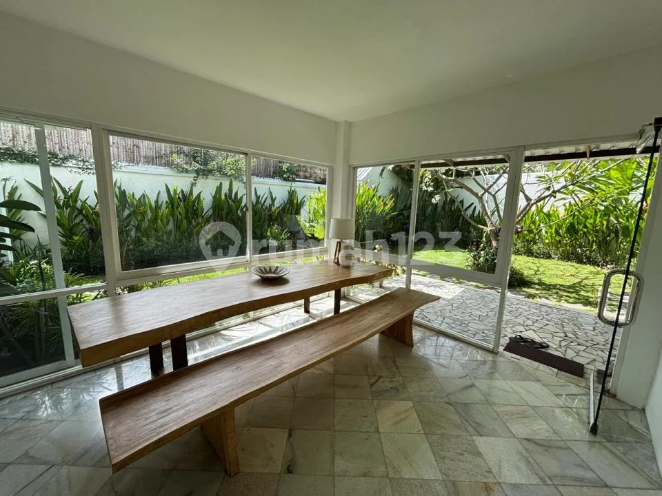Villa Luas 4 Kamar dengan Taman dan Pool di Petitenget Seminyak - Image 4 of 4