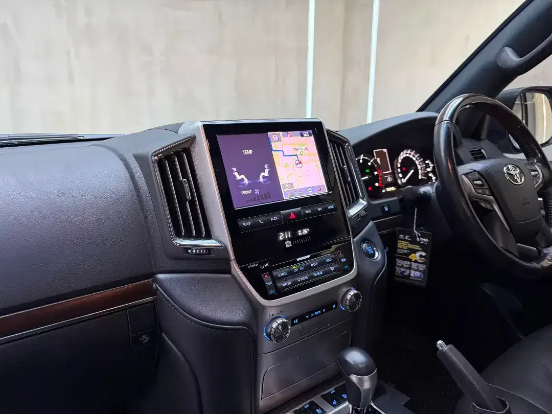 Toyota Land Cruiser 200 VXR 4x4 2020 - Image 7 of 10