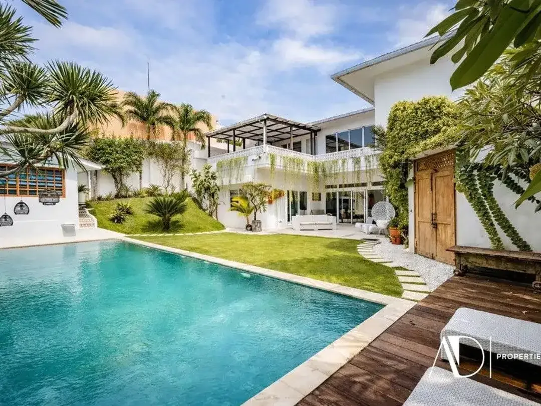 LEASEHOLD | MODERN TROPICAL VILLA IN PRIME UMALAS - Image 2 of 10