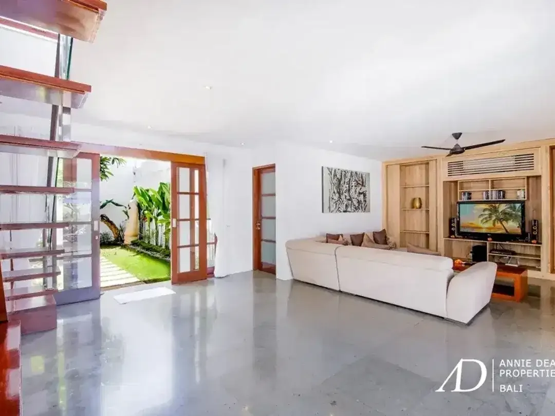 FREEHOLD | FULLY RENOVATED MODERN 3-BEDROOM VILLA IN PRIME SEMINYAK - Image 9 of 10