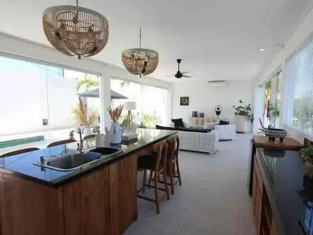 3 BEDROOMS RICE FIELD VIEW VILLA LUXURY MODERN STYLE SECURE LIVING LOCATION PRIME AND STRATEGIC AT BATUBOLONG CANGGU - Image 9 of 10