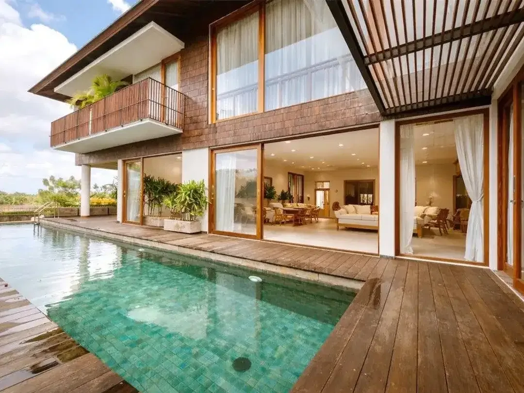 FREEHOLD THREE-LEVEL FOUR BEDROOM VILLA IN BERAWA - Image 2 of 10