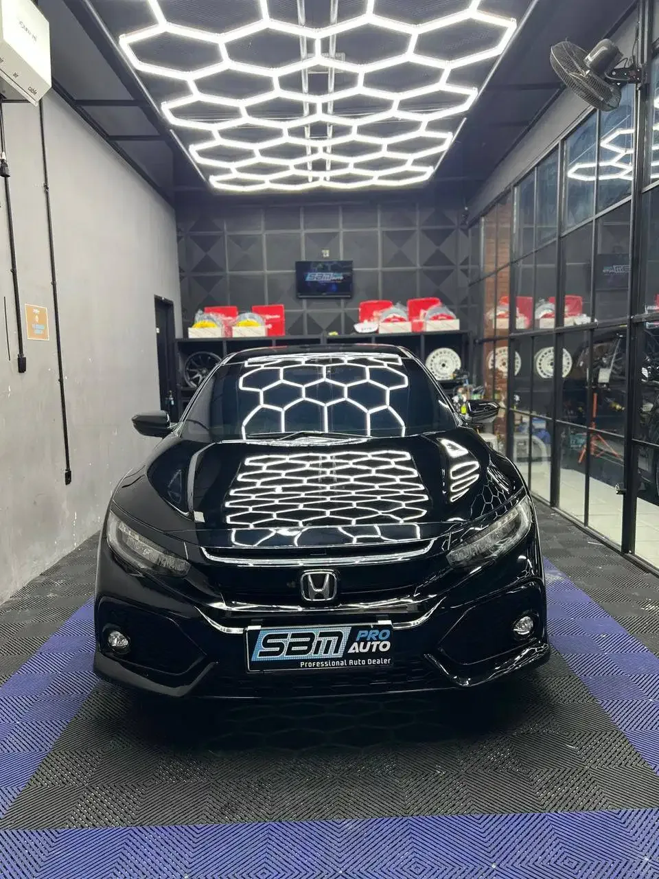 HONDA CIVIC TURBO 2018 HITAM AT ASLI BALI - Image 1 of 10
