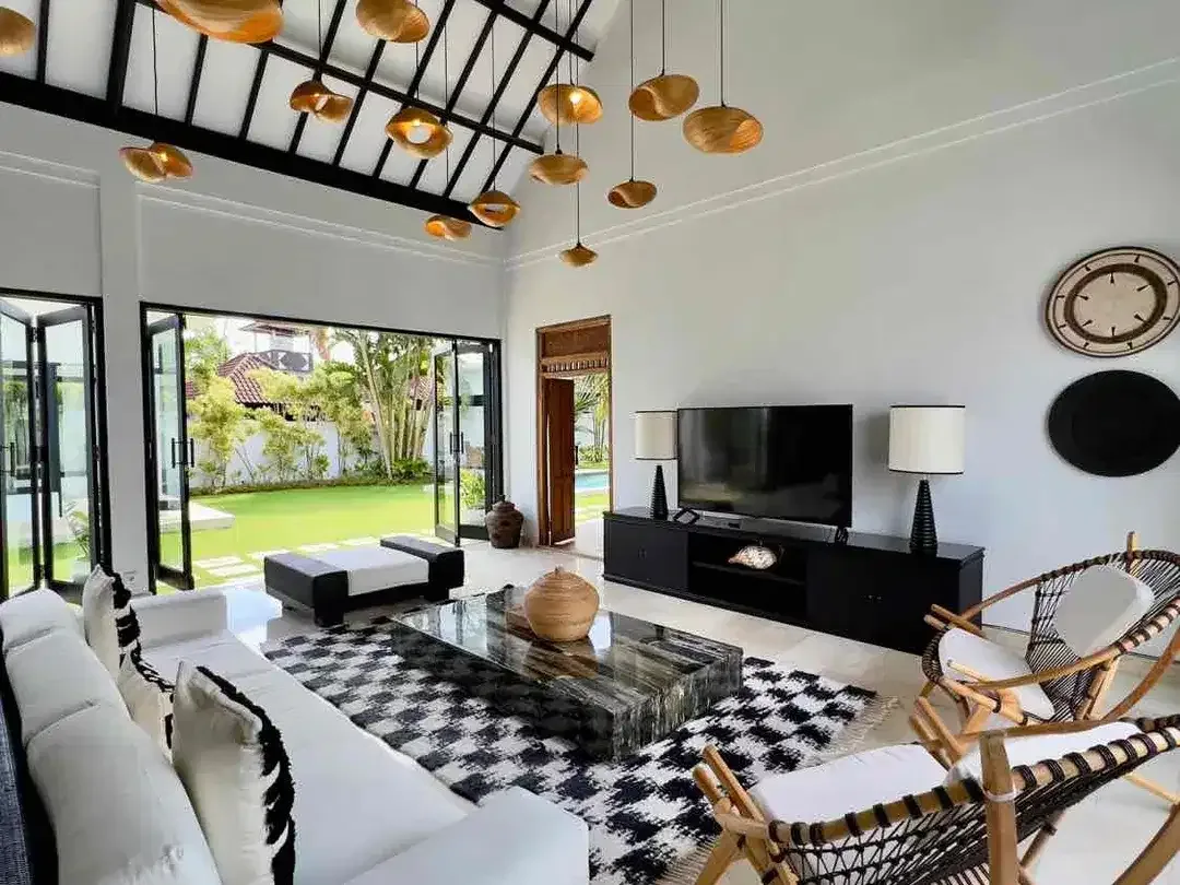 4 BEDROOMS LUXURY TROPICAL STYLE JUST 1,4 Km WALKING DISTANCE TO BATU BOLONG BEACH - CANGGU - Image 6 of 10