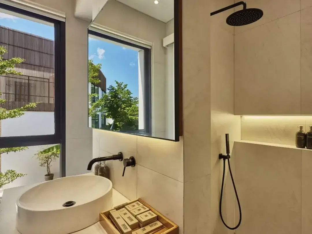 A RARE OCEAN-VIEW 5-BEDROOM LUXURY VILLA IN PERERENAN - Image 8 of 10