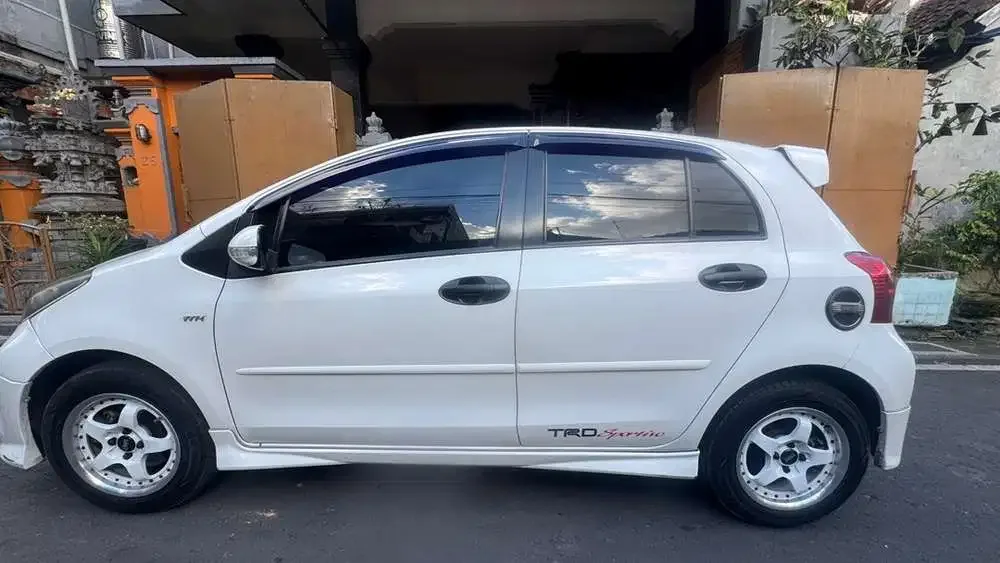 Toyota Yaris 2012 - Image 3 of 5